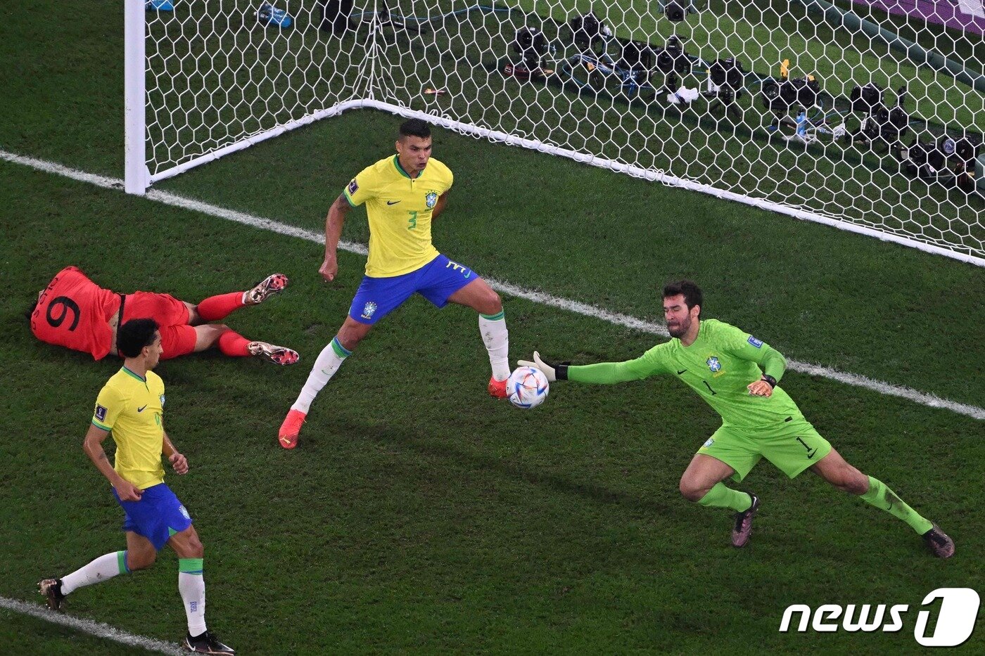 본문 이미지 - 선방 중인 브라질 골키퍼 알리송.ⓒ AFP=뉴스1