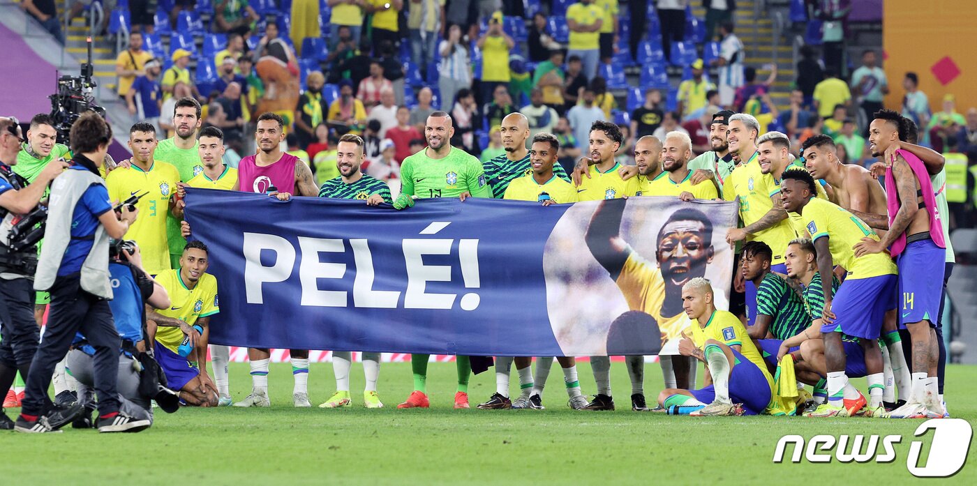 본문 이미지 - 5일 오후(현지시간) 카타르 도하 스타디움974에서 열린 2022 카타르 월드컵 16강 대한민국과 브라질의 경기에서 4대1로 승리한 브라질 선수들이 최근 병원에서 투병 중인 펠레의 쾌유를 빌며 현수막을 펼치고 있다. 2022.12.6/뉴스1 ⓒ News1 이동해 기자