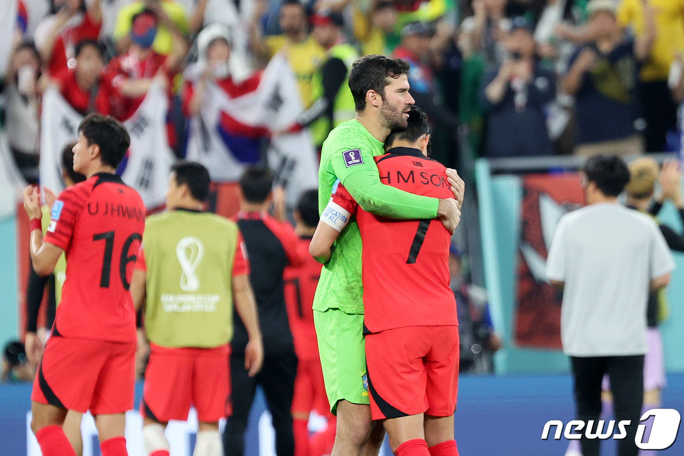 (도하(카타르)=뉴스1) 이동해 기자 = 손흥민과 브라질 골키퍼 알리송이 5일 오후(현지시간) 카타르 도하 스타디움974에서 열린 2022 카타르 월드컵 16강 대한민국과 브라질의 …