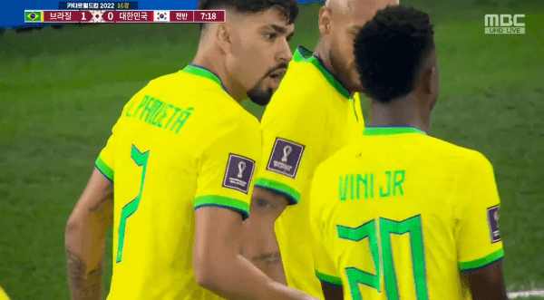 본문 이미지 - 브라질 비니시우스 주니어가 선제골을 성공시킨뒤 네이마르 등과 세리머니를 하고 있다.  (MBC 갈무리)