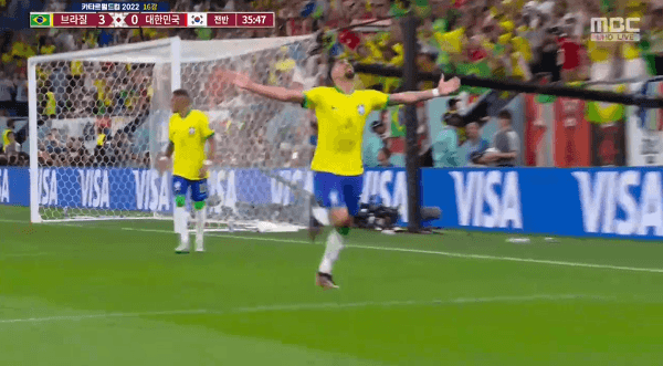 본문 이미지 - 네 번째 골을 터뜨린 후 댄스 세리머니를 하는 루카스 파케타. (MBC 갈무리)