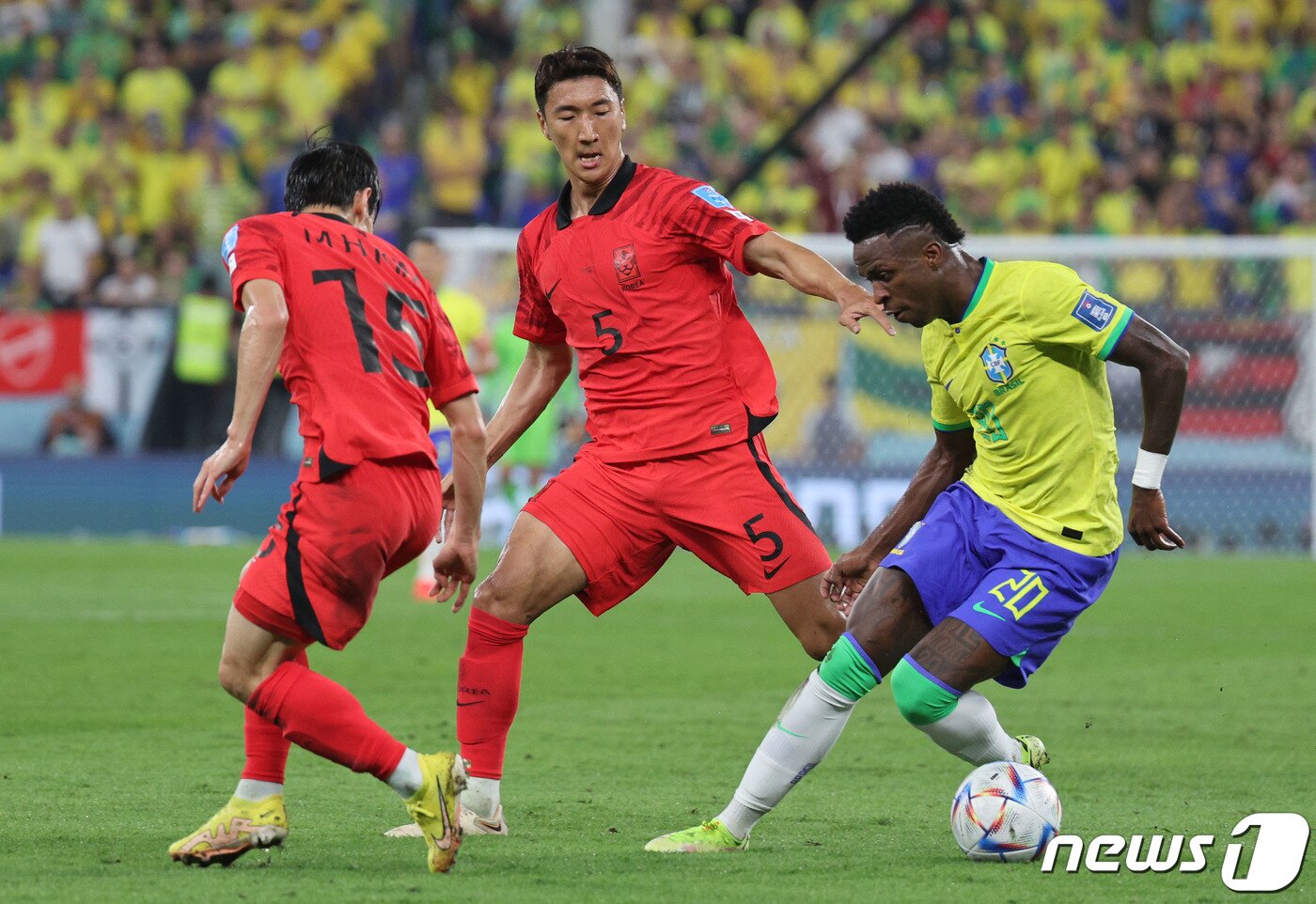 본문 이미지 - 5일 오후(현지시간) 카타르 도하 스타디움974에서 열린 2022 카타르 월드컵 16강 대한민국과 브라질의 경기에서 대한민국 정우영과 김문환이 브라질 비니시우스 주니오르를 수비하고 있다. 2022.12.6/뉴스1 ⓒ News1 이광호 기자
