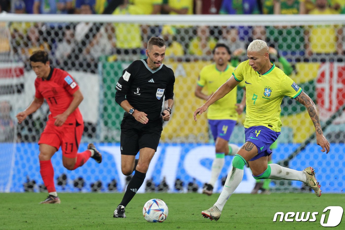 본문 이미지 - 5일 오후(현지시간) 카타르 도하 스타디움974에서 열린 2022 카타르 월드컵 16강 대한민국과 브라질의 경기에서 브라질 히샬리송이 드리블을 하고 있다. 2022.12.6/뉴스1 ⓒ News1 이광호 기자