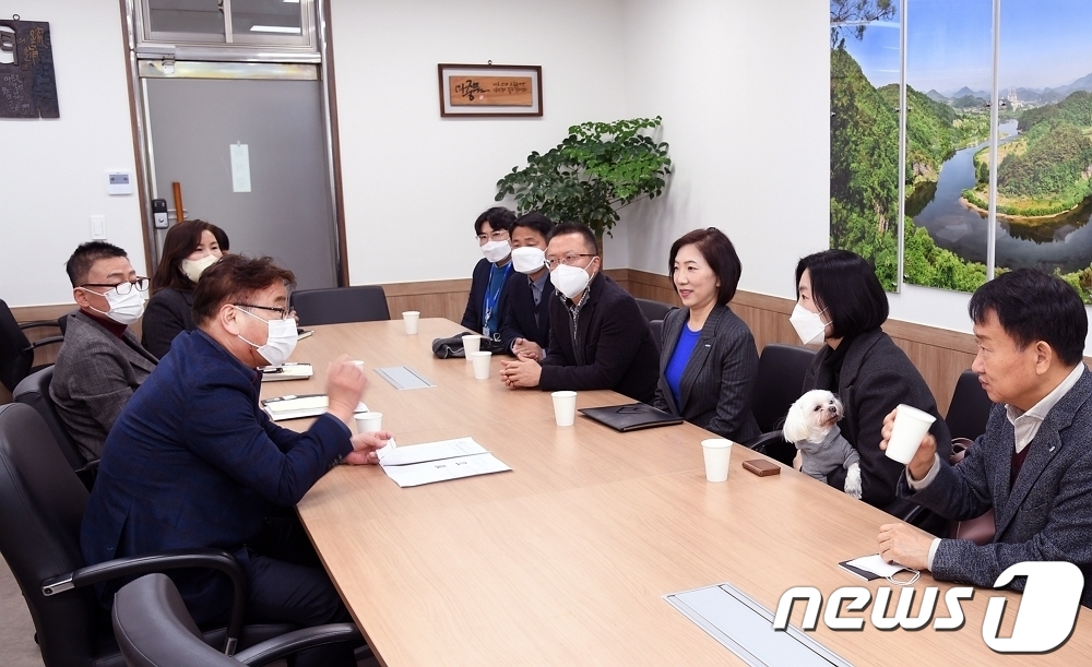 (서울=뉴스1) = 로얄캐닌이 지난 5일 한국관광공사, 강원도관광재단, 영월군과 함께 반려견 동반 열차여행 ‘강원 댕댕트레인’을 통해 적립된 사료 2.5톤을 영월군 동물 보호소에 …