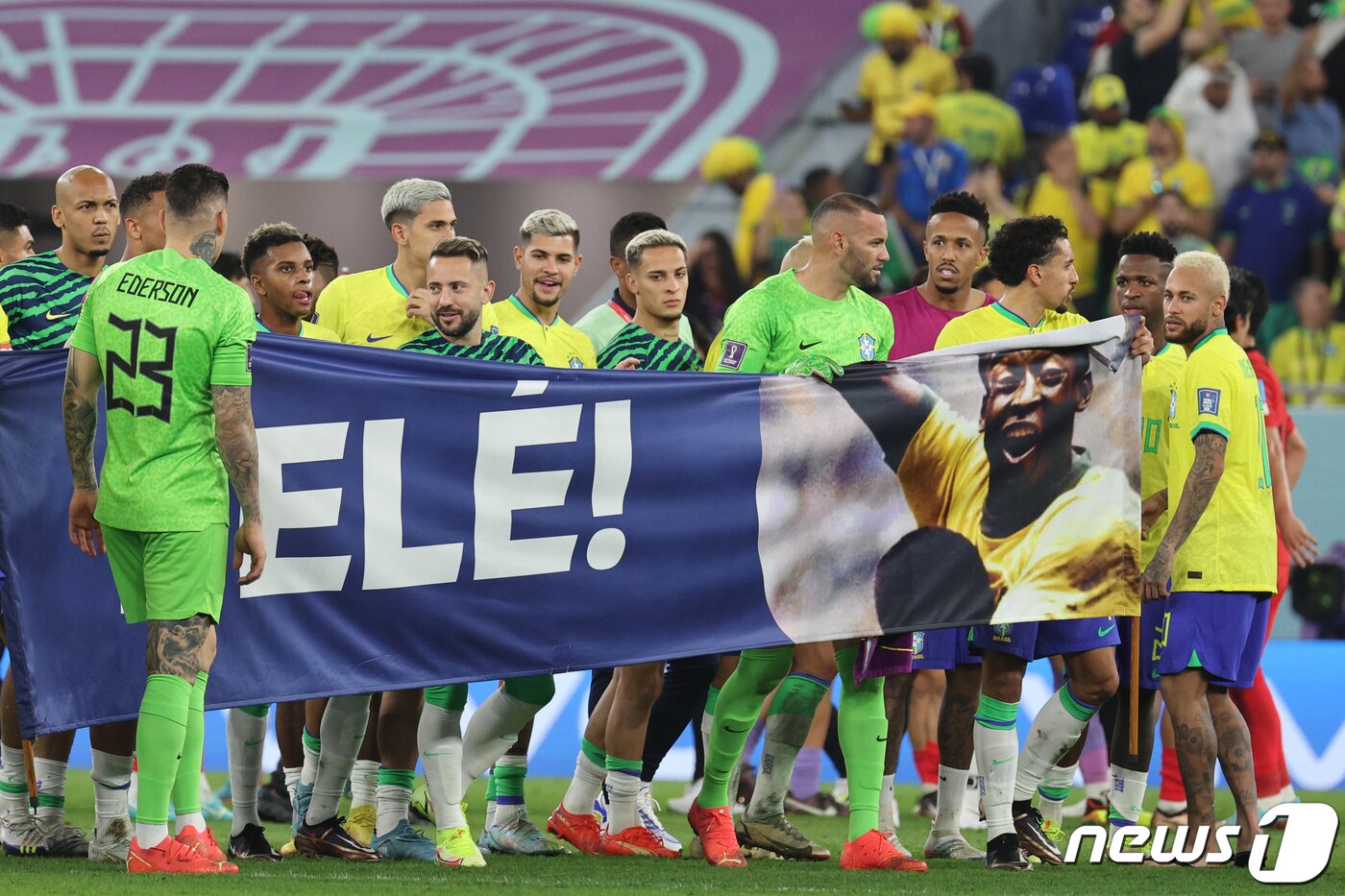 본문 이미지 - 5일 오후(현지시간) 카타르 도하 스타디움974에서 열린 2022 카타르 월드컵 16강 대한민국과 브라질의 경기에서 4대 1로 승리한 브라질 선수들이 입원 중인 축구 황제 펠레의 쾌유를 기원하는 대형현수막을 펼치고 있다. 2022.12.6/뉴스1 ⓒ News1 이광호 기자