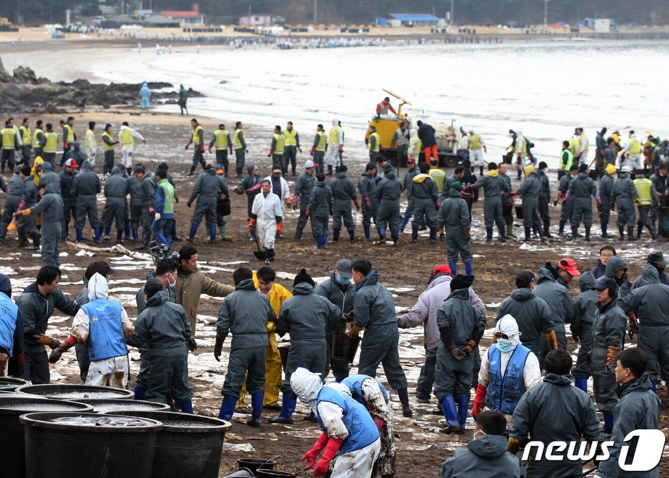 본문 이미지 - 2007년 기름유출사고 당시 소원면 만리포 방제작업에 나선 자원봉사자들. (태안군 제공) /뉴스1