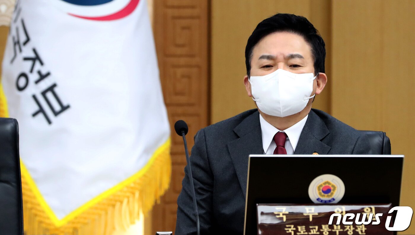 본문 이미지 - 원희룡 국토교통부 장관이 6일 오전 세종시 정부세종청사에서 열린 국무회의에 참석하여 한덕수 국무총리의 화물연대 집단운송거부 관련 발언을 듣고 있다. 2022.12.6/뉴스1 ⓒ News1 김기남 기자