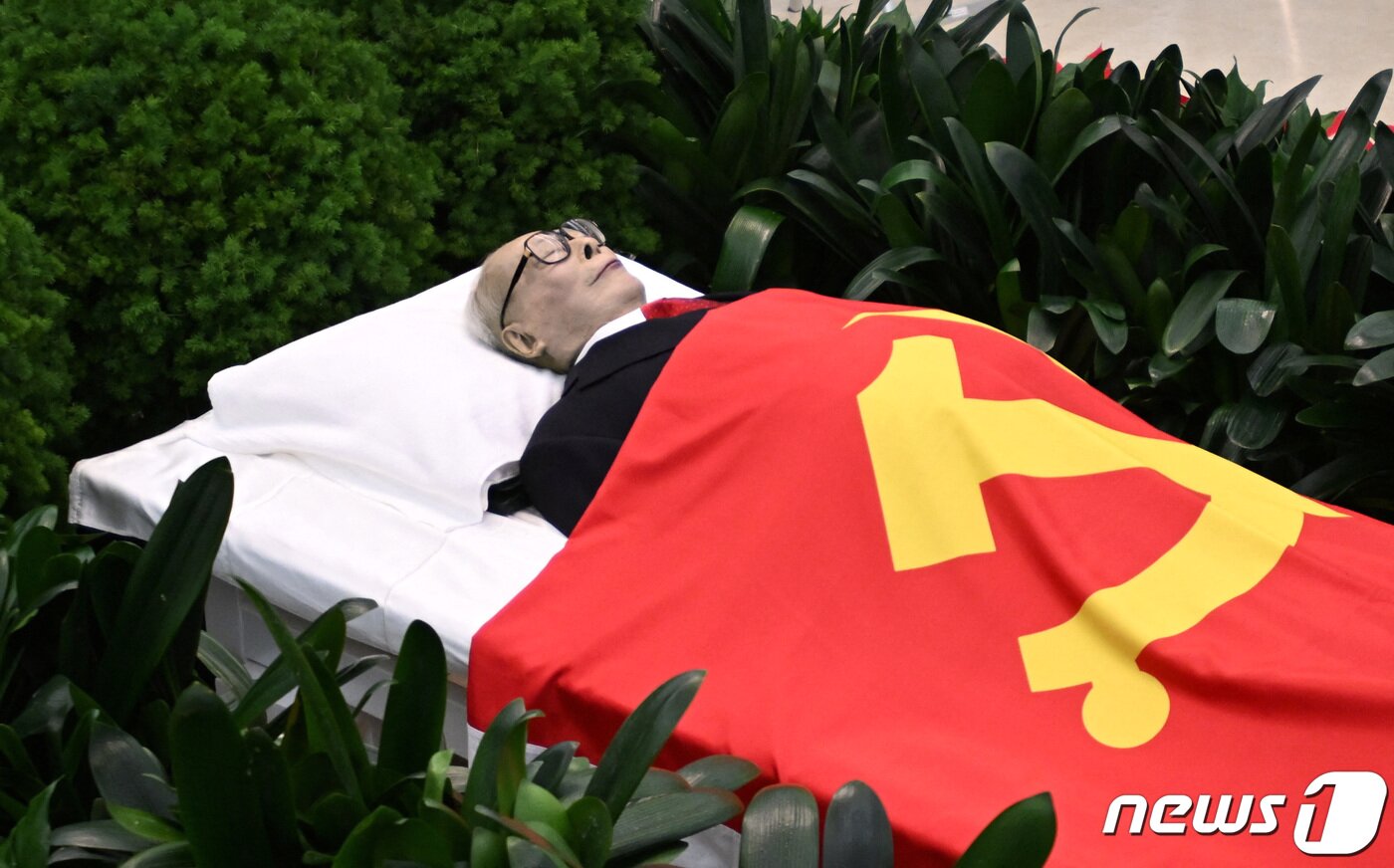 본문 이미지 - 사망한 장쩌민 전 중국 국가주석이 화장 직전 공산당 기를 덮고 있는 모습.  ⓒ 로이터=뉴스1 ⓒ News1 김정률 기자