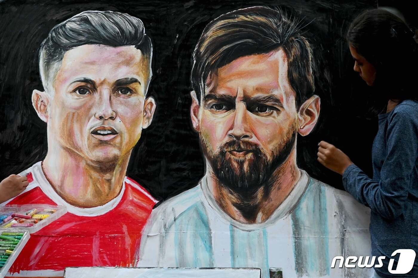 본문 이미지 - 크리스티아누 호날두(왼쪽)와 리오넬 메시의 초상화. ⓒ AFP=뉴스1