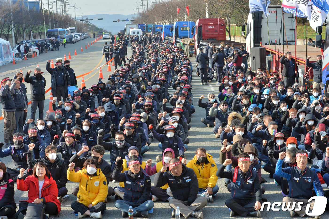 6일 오후 경북 포항시 남구 철강공단에서 열린 민주노총 총파업 총력투쟁 경북대회에서 화물연대 포항지부 조합원 등 1000여 명이 구호를 외치고 있다. 2022.12.6/뉴스1 ⓒ News1 최창호 기자