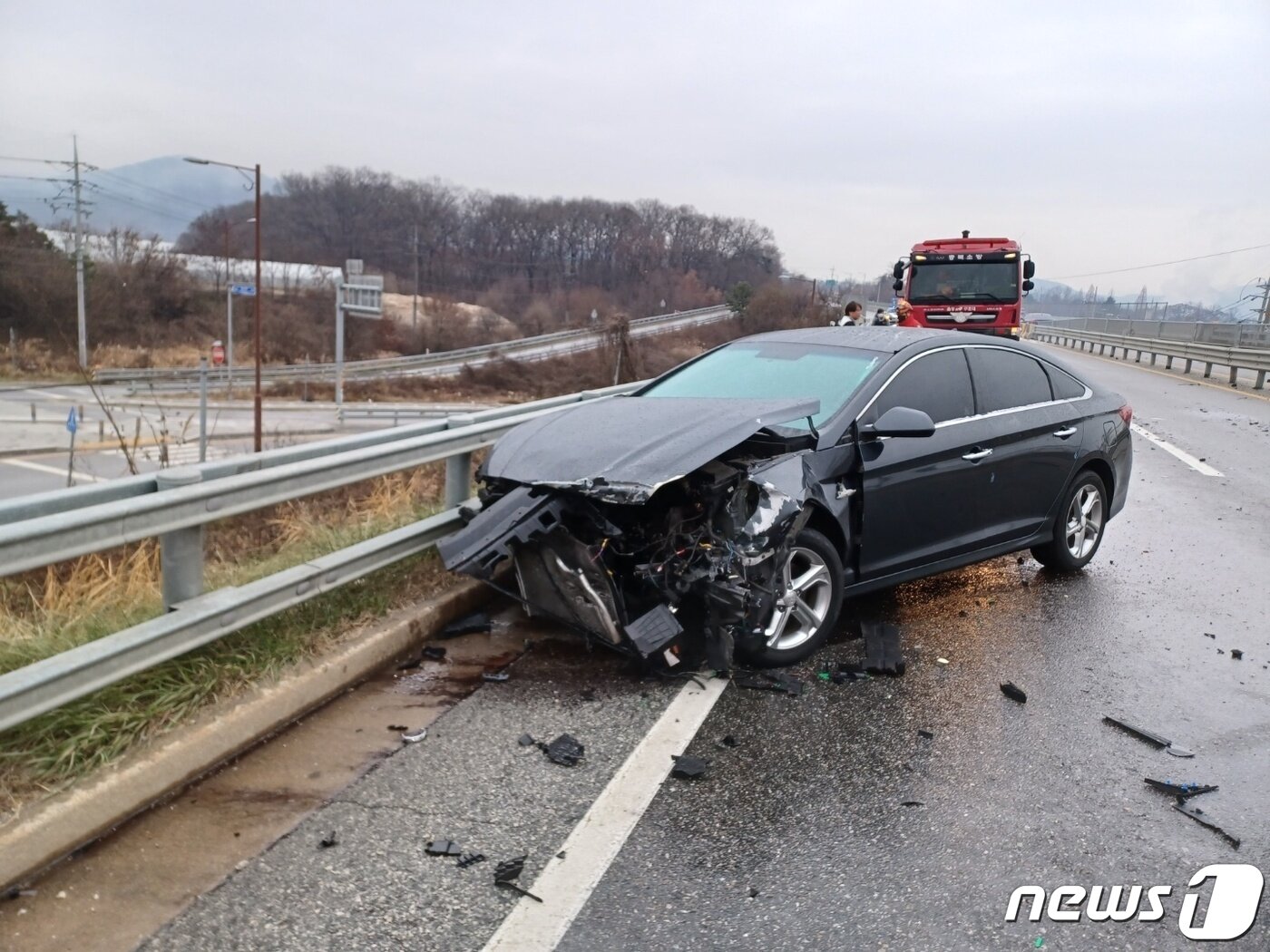 본문 이미지 - 6일 오전 충북 청주시에 눈이 내렸으나 제설이 제대로 되지 않으면서 도로가 빙판길로 변했다. 출근길 빙판길로 인해 교통사고가 난 차량.(충북소방본부 제공).2022.12.6/뉴스1