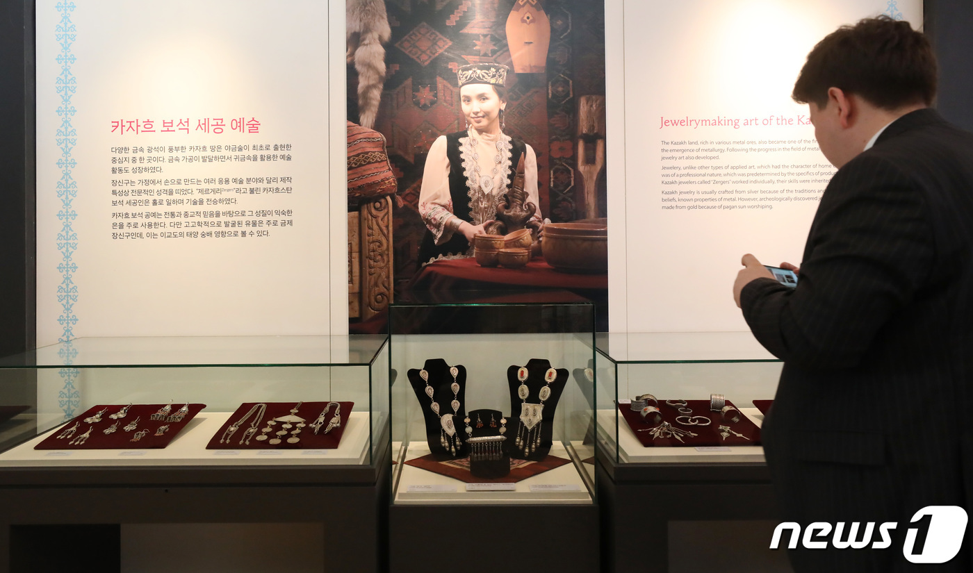 (서울=뉴스1) 김민지 기자 = 6일 서울 종로구 서울역사박물관에서 관람객이 한국·카자흐스탄 외교 수립 30주년 기념 알마티박물관 교류전 '대초원의 진주' 전시를 관람하고 있다.이 …
