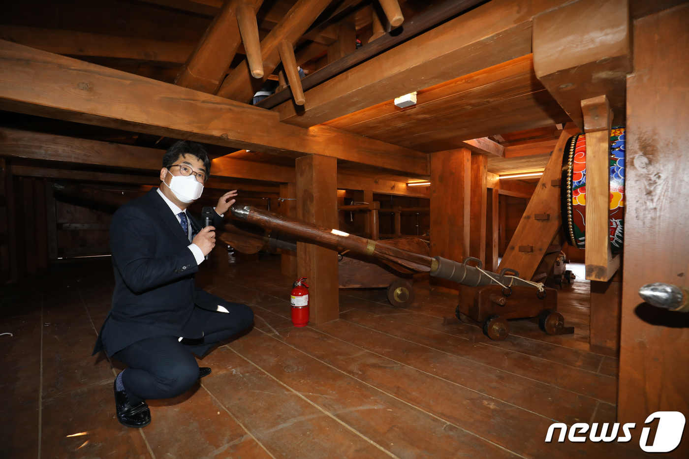 (진해=뉴스1) 김영훈 기자 = 6일 오후 경남 창원 해군사관학교에서 충무공 이순신이 실제 해전에서 활용한 임진왜란기 거북선 내부를 관계자가 설명하고 있다. 6일 오후 경남 창원 …