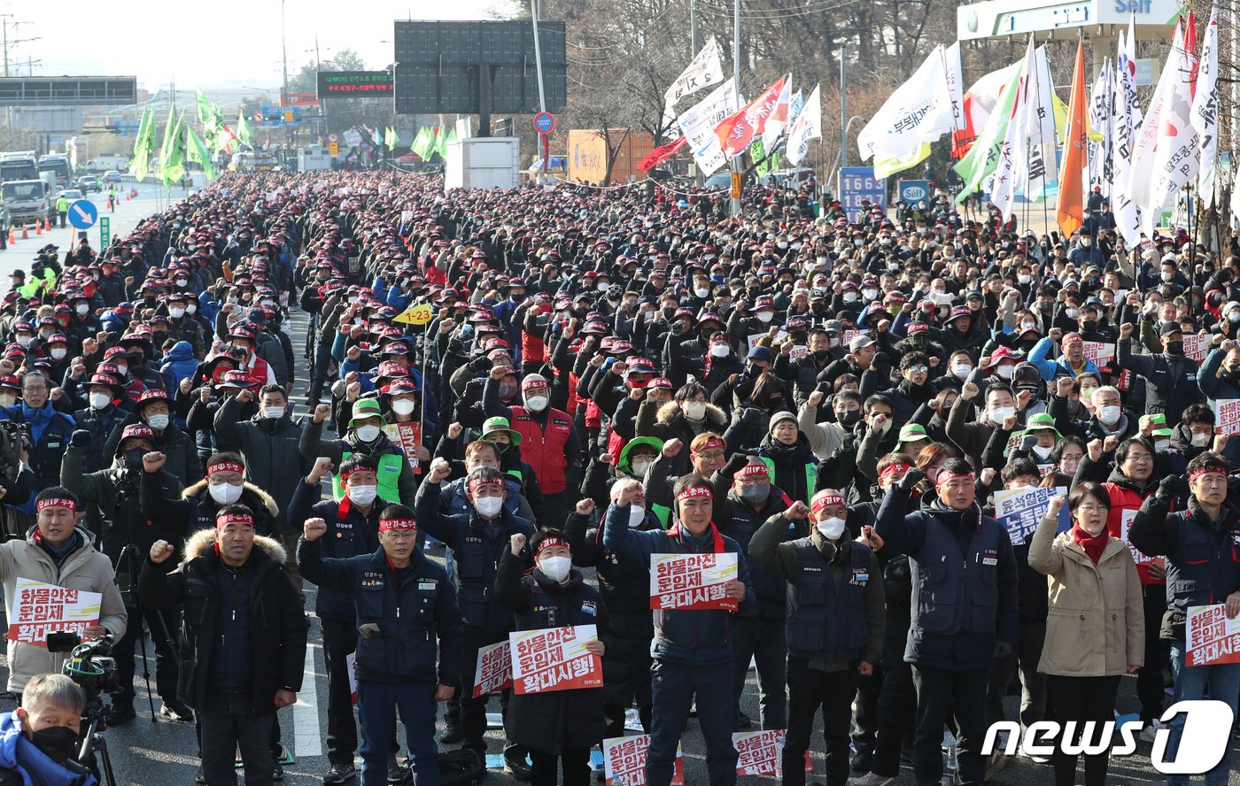 민주노총 공공운수노조 화물연대본부의 집단운송거부&#40;총파업&#41; 행동이 13일째 이어진 6일 오후 경기 의왕시 의왕ICD제2터미널 앞에서 민주노총 노조원들이 총파업·총력투쟁 결의대회를 하고 있다. 2022.12.6/뉴스1 ⓒ News1 김영운 기자