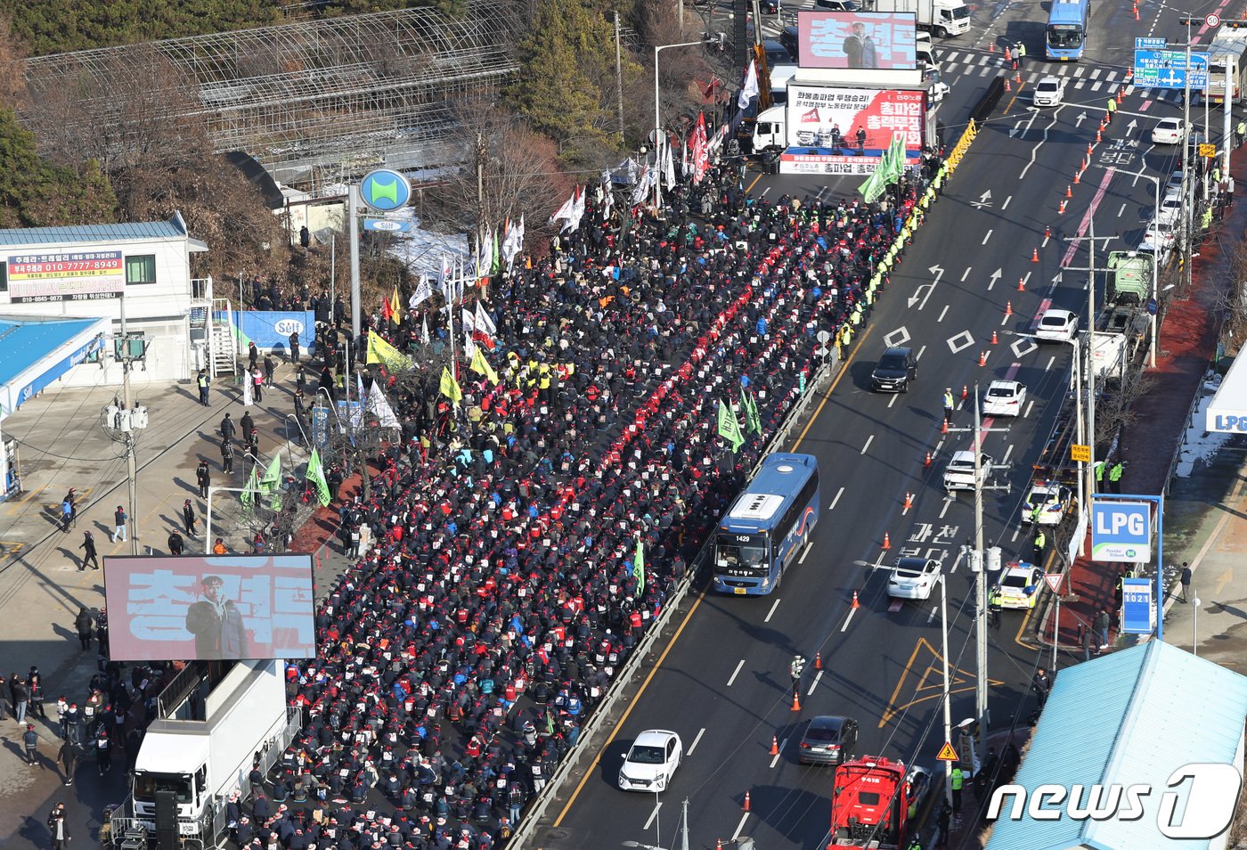 민주노총 공공운수노조 화물연대본부의 집단운송거부&#40;총파업&#41; 행동이 13일째 이어진 6일 오후 경기 의왕시 의왕ICD제2터미널 앞에서 민주노총 노조원들이 총파업·총력투쟁 결의대회를 하고 있다. 2022.12.6/뉴스1 ⓒ News1 김영운 기자