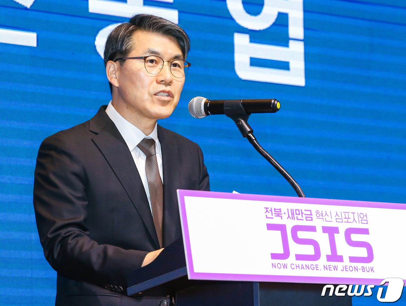 본문 이미지 - 6일 전북 전주시 그랜드힐스턴 호텔에서 열린 '전북·새만금 혁신심포지엄'에서 조봉업 전북도 행정부지사가 기념사를 하고 있다.2022.12.6(전북도 제공)/뉴스1 