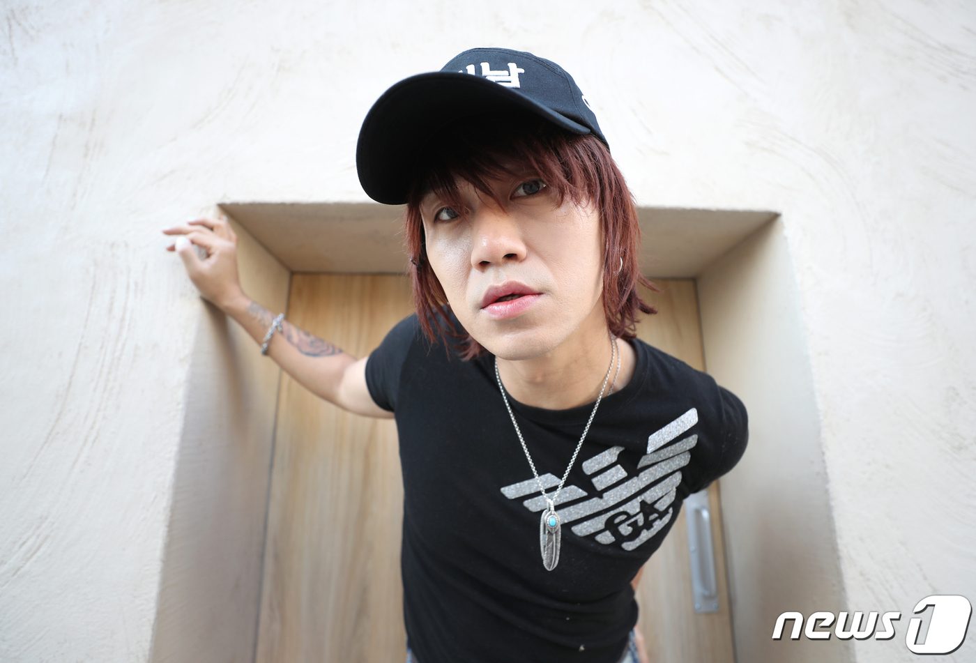 (서울=뉴스1) 권현진 기자 = 코미디언 김경욱(부케 다나카 유키오)이 서울 마포구 성산동 카페 PITC에서 열린 뉴스1과의 인터뷰에 앞서 포즈를 취하고 있다.지난 2001년 SB …