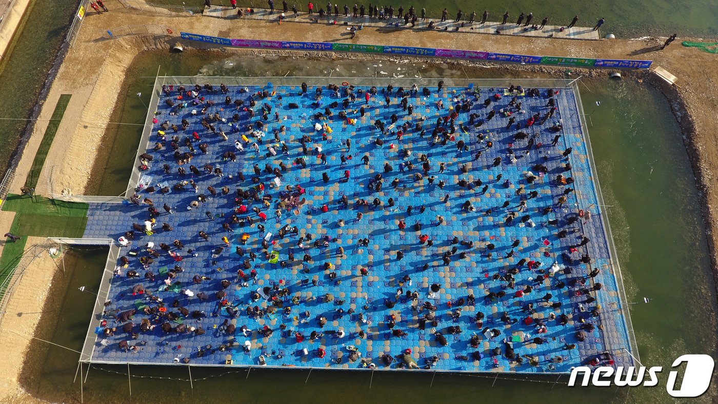 ‘홍천강 꽁꽁축제’.&#40;홍천군 제공&#41;/뉴스1