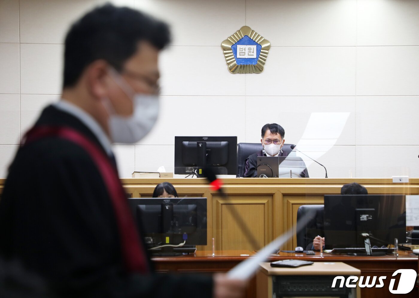 본문 이미지 - 광주고등검찰청 소속 제주4·3사건 직권재심 권고 합동수행단 소속 변진환 검사가 6일 오후 제주지방법원 제4-1형사부(재판장 장찬수 부장판사) 심리로 진행된 재심사건 선고공판에서 모두진술을 하고 있다.2022.12.6/뉴스1