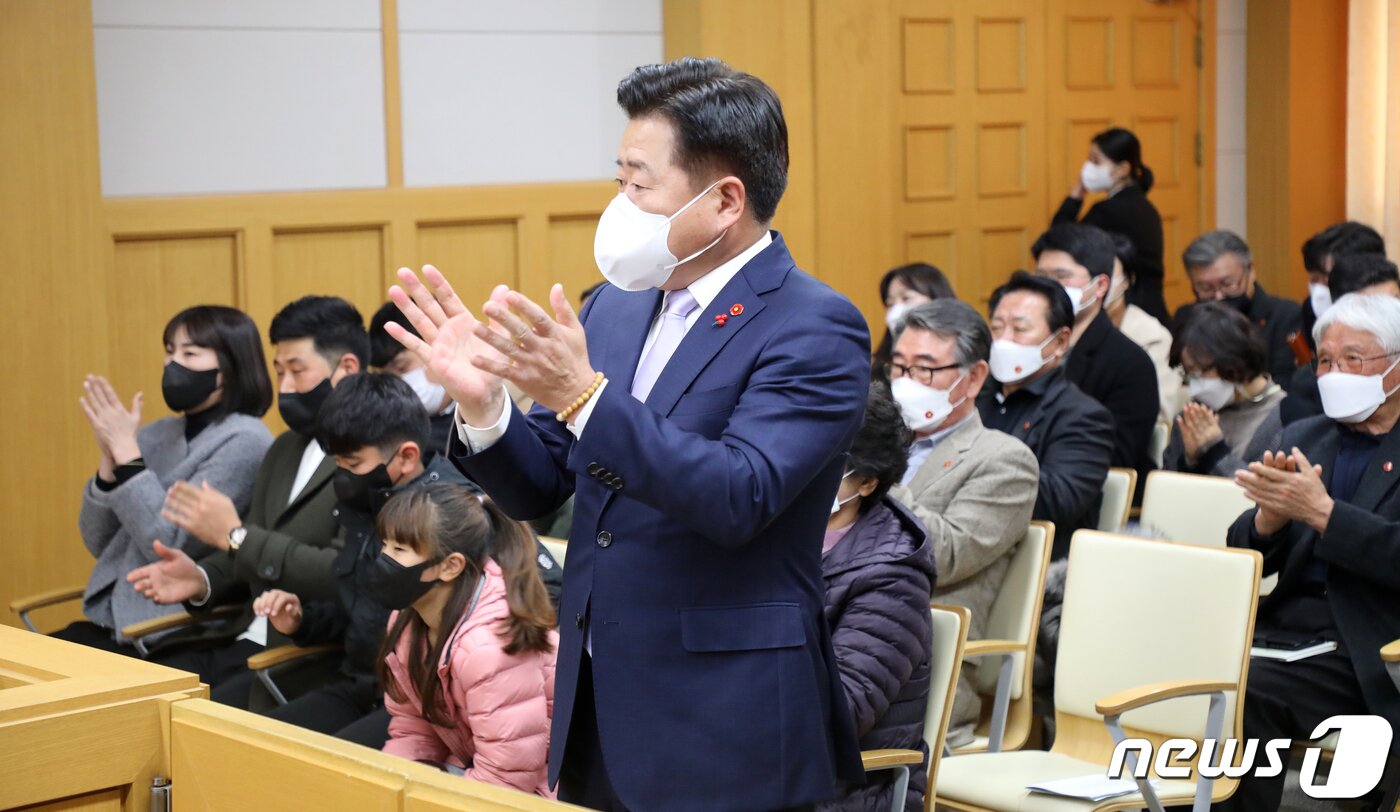 본문 이미지 - 오영훈 제주도지사 등 방청객들이 6일 오후 제주지방법원 제4-1형사부(재판장 장찬수 부장판사) 심리로 진행된 제주4·3 생존 수형인 박화춘씨(95·여) 재심사건 선고공판에서 무죄가 선고되자 박수를 치고 있다.2022.12.6/뉴스1