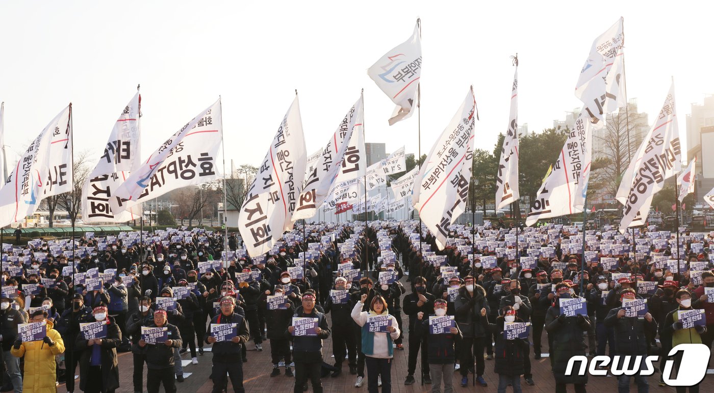 화물연대 파업이 13일째 접어든 6일 오후 민주노총 울산본부 조합원들이 울산 남구 태화강역 광장에서 열린 &#39;전국동시다발 총파업·총력투쟁대회&#39;에서 손피켓을 들고 구호를 외치고 있다. 2022.12.6/뉴스1 ⓒ News1 윤일지 기자