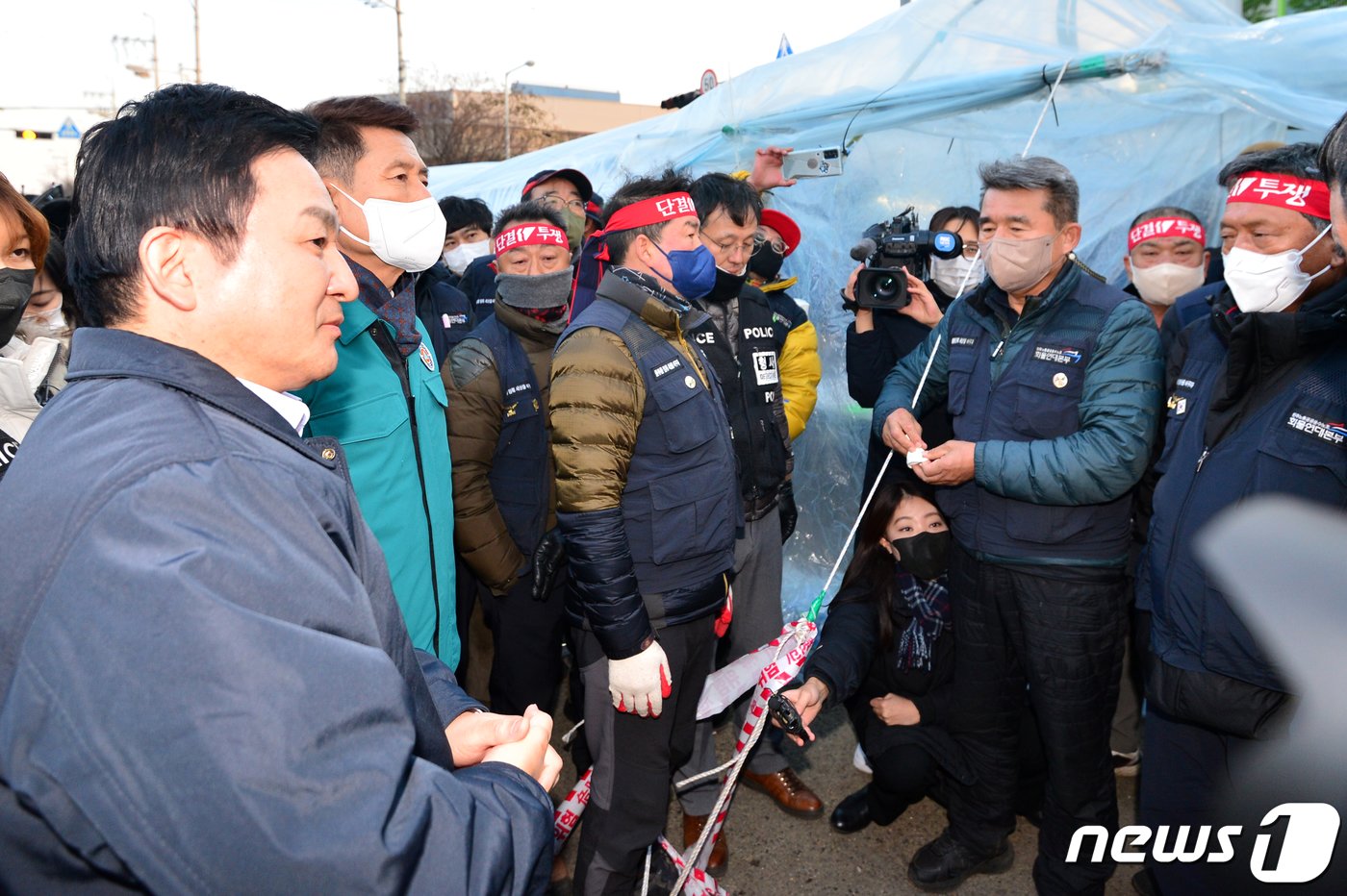 원희룡 국토교통부 장관이 6일 오후 민주노총 화물연대 경북 포항지부 파업 현장인 남구 철강공단을 찾아 화물연대 조합원들과 대화를 하고 있다. 2022.12.6/뉴스1 ⓒ News1 최창호 기자