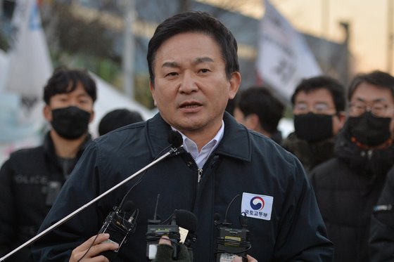 본문 이미지 - 지난해 12월 6일 오후 민주노총 화물연대 경북 포항지부 파업 현장인 남구 철강공단에 있는 천막 농성장에서 집행부와 비공개로 대화를 마친 후 언론 브리핑을 하고 있는 원희룡 국토교통부 장관. /뉴스1 ⓒ News1 최창호 기자