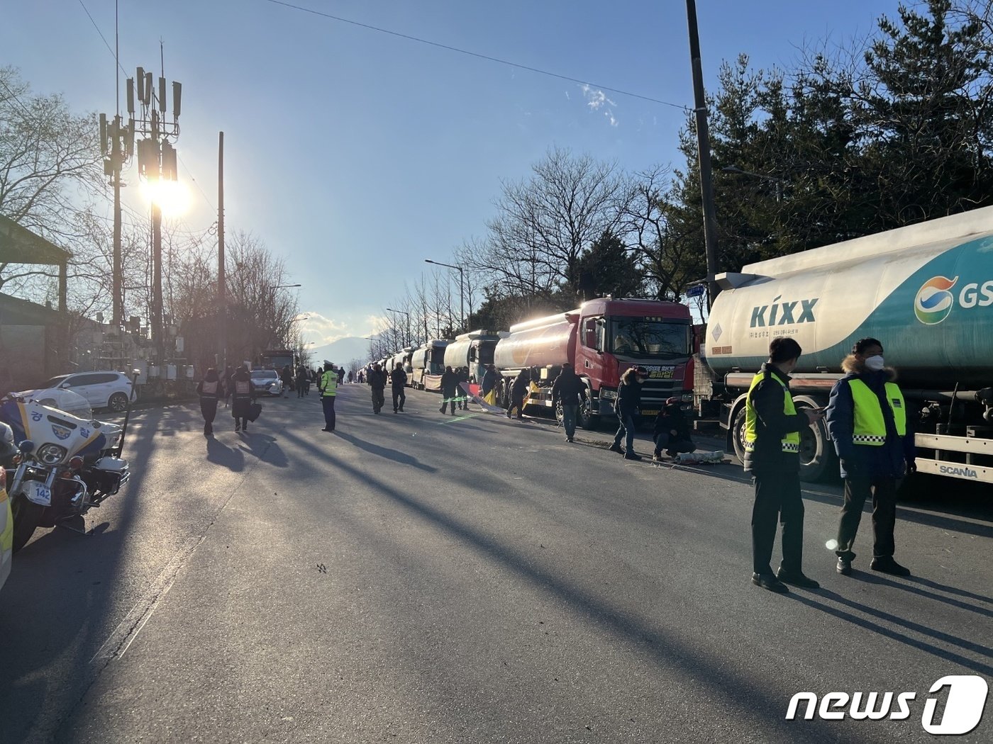 본문 이미지 - 지난 6일 강원 동해에서 화물연대 총파업 투쟁 승리를 위한 결의대회가 열린 가운데 집회장소인 대한송유관공사 동해저유소 주변에 유조차 12대가 줄지어 주차돼 있다. 강원경찰은 동해시와 합동으로 위험물 안전 관리법 등에 따라 불법주차 과태료 부과 대상임을 강력 경고했고, 유조차 12대는 모두 자진해 이동조치됐다. &#40;강원경찰청 제공&#41; 2022.12.6/뉴스1 