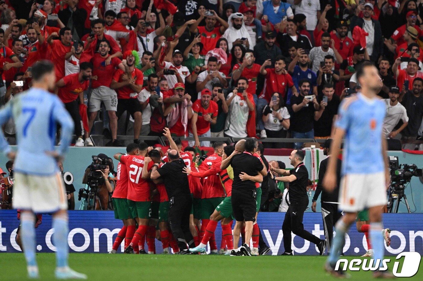 본문 이미지 - 스페인을 꺾고 8강에 오른 모로코.  ⓒ AFP=뉴스1