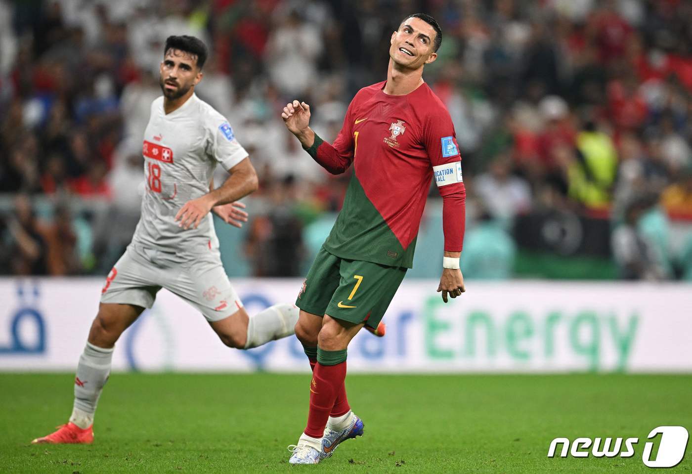 본문 이미지 - 스위스와의 16강전에서 후반에 교체 출전한 크리스티아누 호날두. ⓒ AFP=뉴스1