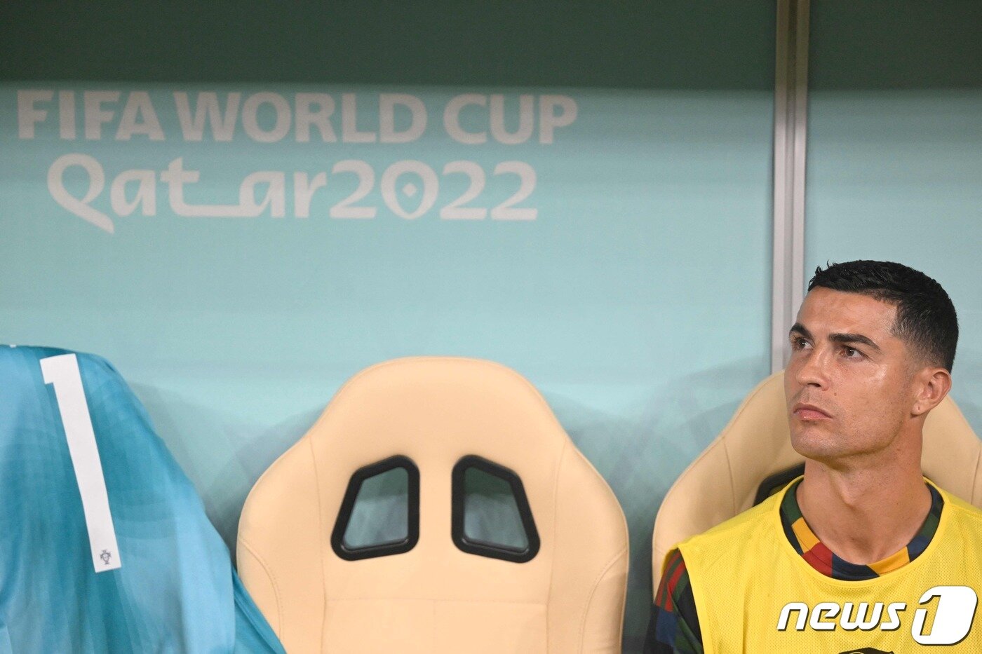 본문 이미지 - 16강전을 벤치에서 시작한 크리스티아누 호날두. ⓒ AFP=뉴스1