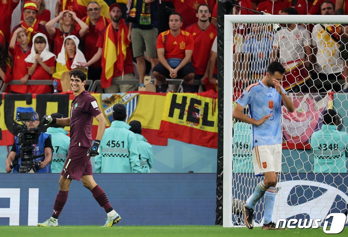 본문 이미지 - 승부차기에서 선방쇼를 펼친 야신 보노 골키퍼.  ⓒ AFP=뉴스1