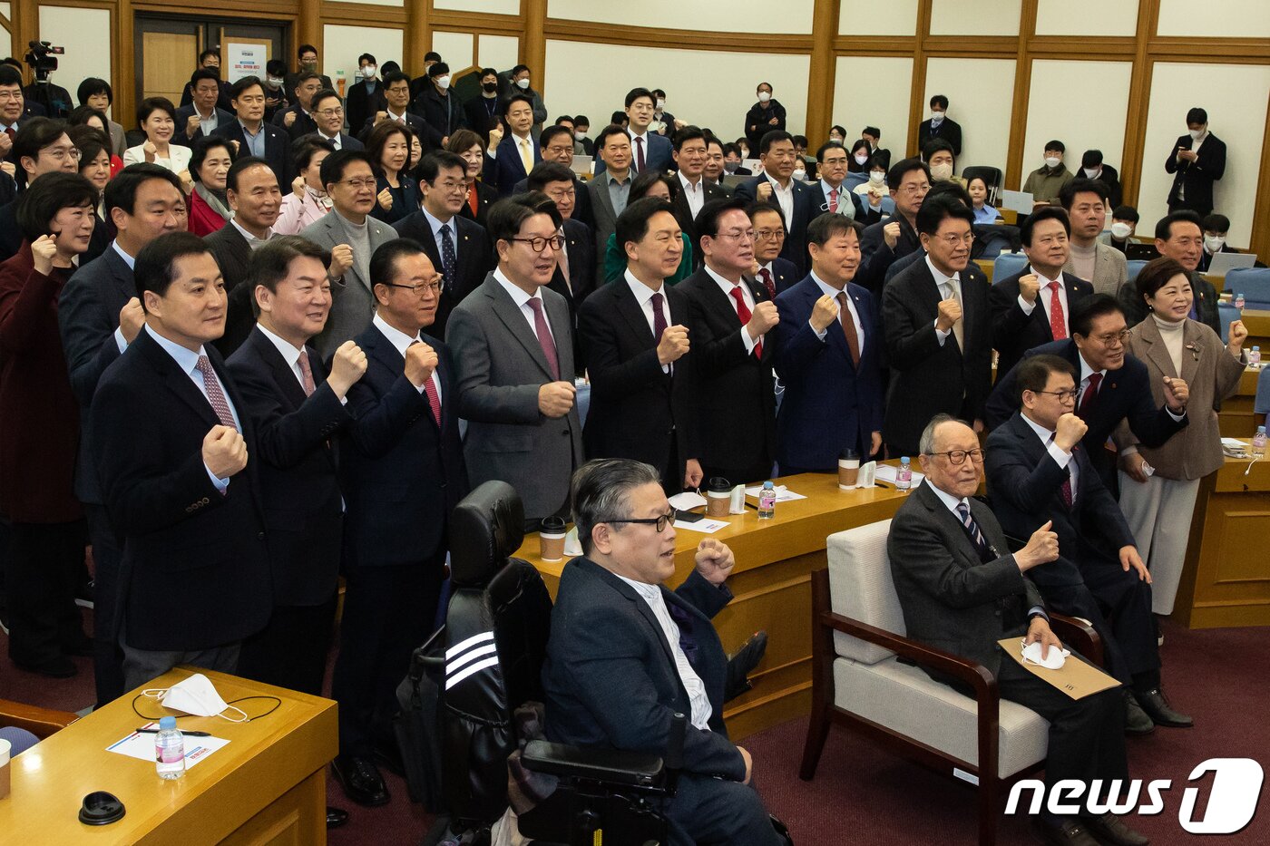 본문 이미지 - 7일 서울 여의도 국회 의원회관에서 열린 국민의힘 공부모임 '국민공감' 첫 모임에서 참석자들이 기념 촬영을 하고 있다. 두 번째 줄 왼쪽부터 박대출, 안철수, 이종배, 권성동, 김기현, 정우택, 이철규, 장제원, 강기윤, 김석기 의원. 국민공감은 지난 지방선거 승리 이후 친윤계 의원들이 주축이 된 민들레가 이름을 바꾼 모임이다. 2022.12.7/뉴스1 ⓒ News1 유승관 기자