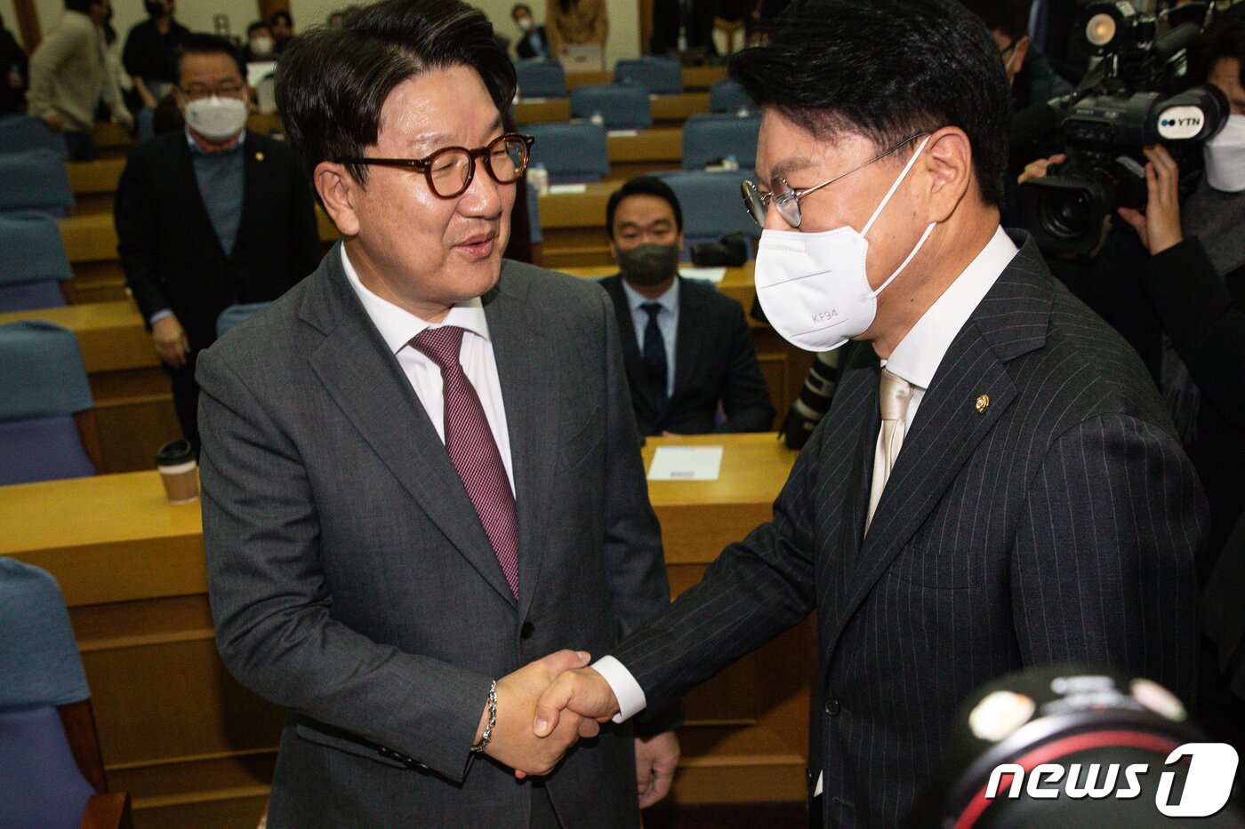 본문 이미지 - 권성동 국민의힘 의원(왼쪽)과 장제원 의원이 7일 서울 여의도 국회 의원회관에서 열린 국민의힘 공부모임 '국민공감' 첫 모임에서 인사를 나누고 있다. 국민공감은 지난 지방선거 승리 이후 친윤계 의원들이 주축이 된 민들레가 이름을 바꾼 모임이다. 2022.12.7/뉴스1 ⓒ News1 유승관 기자