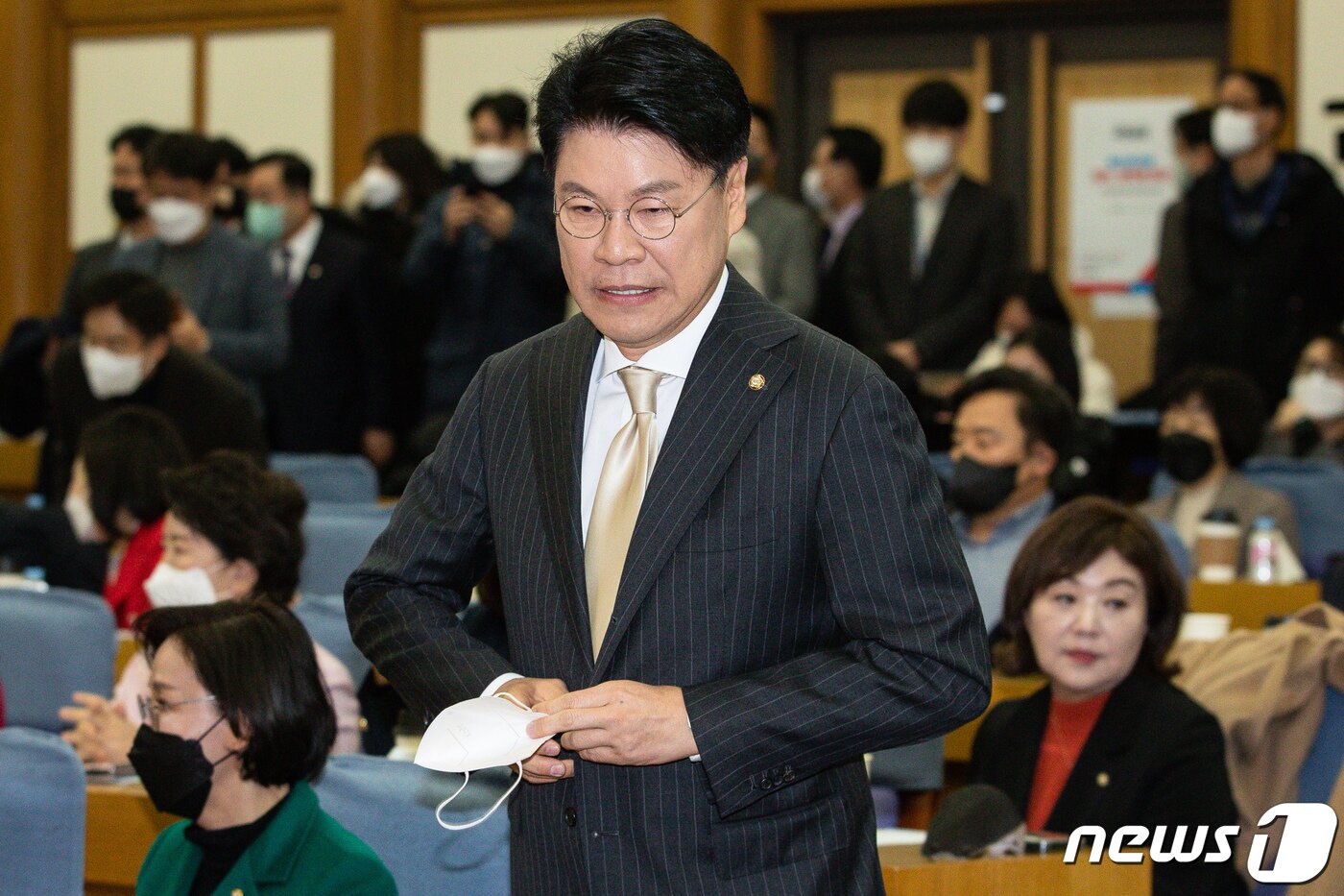본문 이미지 - 장제원 국민의힘 의원이 7일 서울 여의도 국회 의원회관에서 열린 국민의힘 공부모임 '국민공감' 첫 모임에 참석하고 있다. 국민공감은 지난 지방선거 승리 이후 친윤계 의원들이 주축이 된 민들레가 이름을 바꾼 모임이다. 2022.12.7/뉴스1 ⓒ News1 유승관 기자