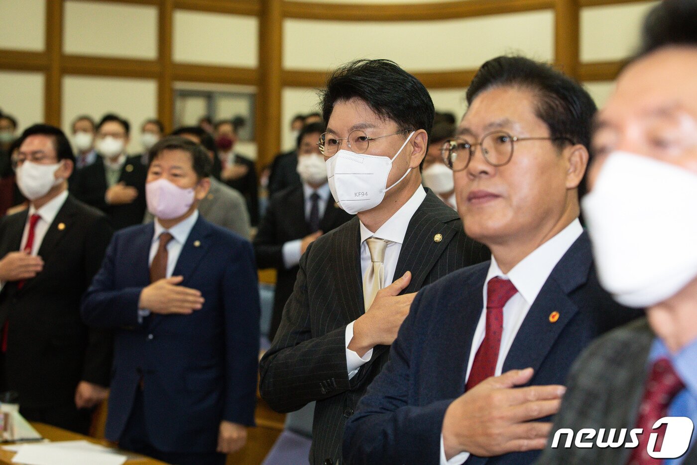 본문 이미지 - 장제원 국민의힘 의원(오른쪽 세 번째)을 비롯한 참석자들이 7일 서울 여의도 국회 의원회관에서 열린 국민의힘 공부모임 '국민공감' 첫 모임에서 국민의례를 하고 있다. 국민공감은 지난 지방선거 승리 이후 친윤계 의원들이 주축이 된 민들레가 이름을 바꾼 모임이다. 2022.12.7/뉴스1 ⓒ News1 유승관 기자
