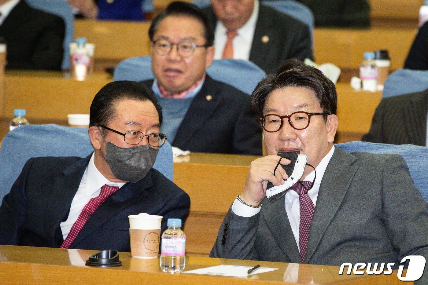 본문 이미지 - 권성동 국민의힘 의원(오른쪽)과 이종배 의원이 7일 서울 여의도 국회 의원회관에서 열린 국민의힘 공부모임 '국민공감' 첫 모임에서 대화를 나누고 있다. 국민공감은 지난 지방선거 승리 이후 친윤계 의원들이 주축이 된 민들레가 이름을 바꾼 모임이다. 2022.12.7/뉴스1 ⓒ News1 유승관 기자