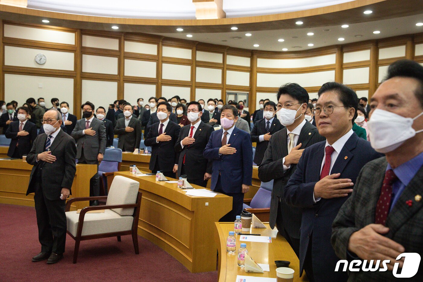 본문 이미지 - 7일 서울 여의도 국회 의원회관에서 열린 국민의힘 공부모임 '국민공감' 첫 모임에서 참석자들이 국민의례를 하고 있다. 국민공감은 지난 지방선거 승리 이후 친윤계 의원들이 주축이 된 민들레가 이름을 바꾼 모임이다. 2022.12.7/뉴스1 ⓒ News1 유승관 기자
