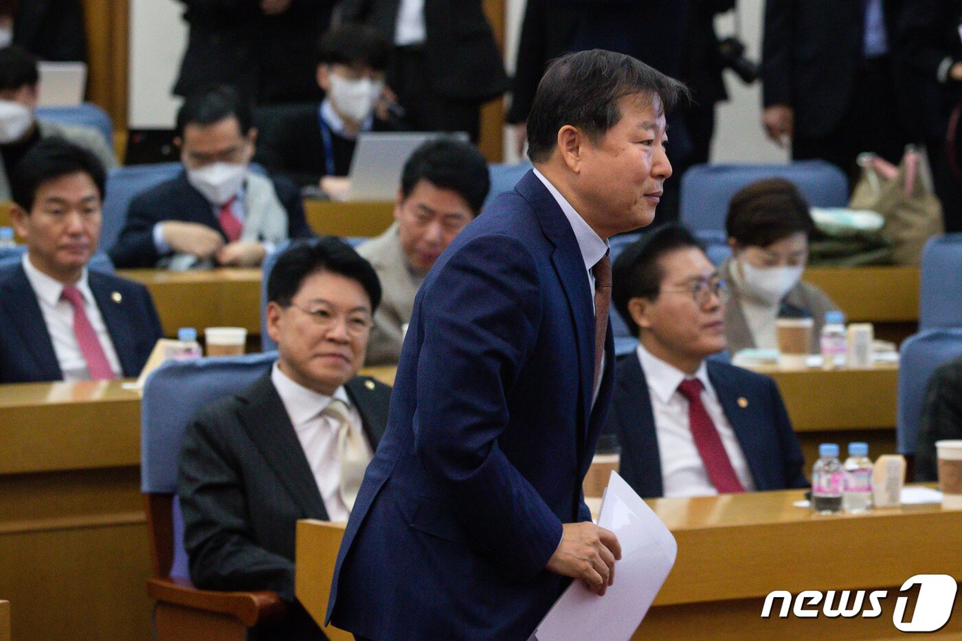 본문 이미지 - 이철규 국민의힘 의원이 7일 서울 여의도 국회 의원회관에서 열린 국민의힘 공부모임 '국민공감' 첫 모임에서 인사말을 위해 단상에 오르고 있다. 국민공감은 지난 지방선거 승리 이후 친윤계 의원들이 주축이 된 민들레가 이름을 바꾼 모임이다. 2022.12.7/뉴스1 ⓒ News1 유승관 기자