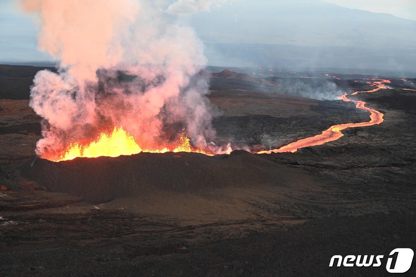 (힐로 AFP=뉴스1) 우동명 기자 = 6일(현지시간) 세계 최대 활화산인 하와이 빅 아일랜드 섬의 힐로에 있는 마우나 로아 화산이 38년 만에 분화를 시작해 붉은 용암을 분출하고 …