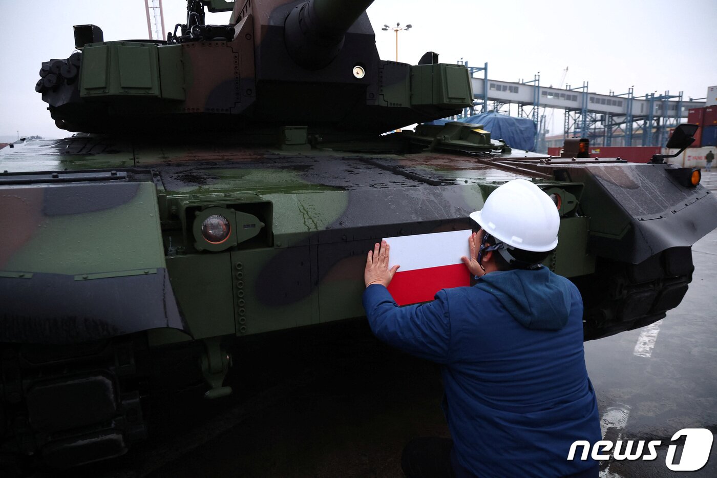 본문 이미지 - 폴란드 그디니아 항구에 입고된 한국산 K2 전차와 K9자주포. ⓒ 로이터=뉴스1 ⓒ News1 권진영 기자