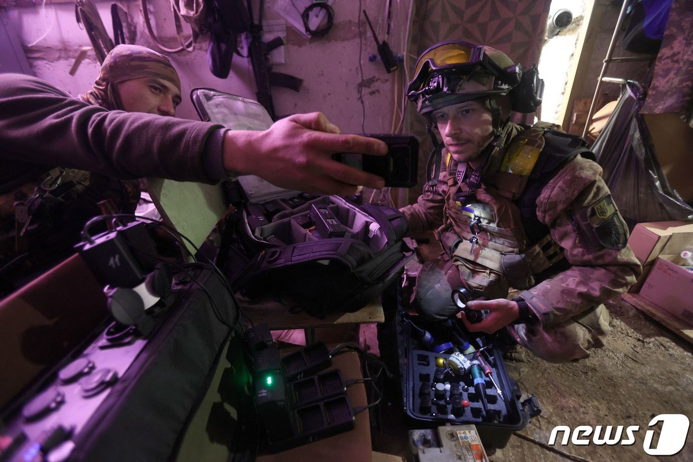 본문 이미지 - 지난 11월21일(현지시간) 우크라이나 군인들이 도네츠크주 최전선 은신처에서 드론 운용을 준비하고 있다. 2022.11.25/뉴스1 ⓒ AFP=뉴스1 ⓒ News1 김민수 기자