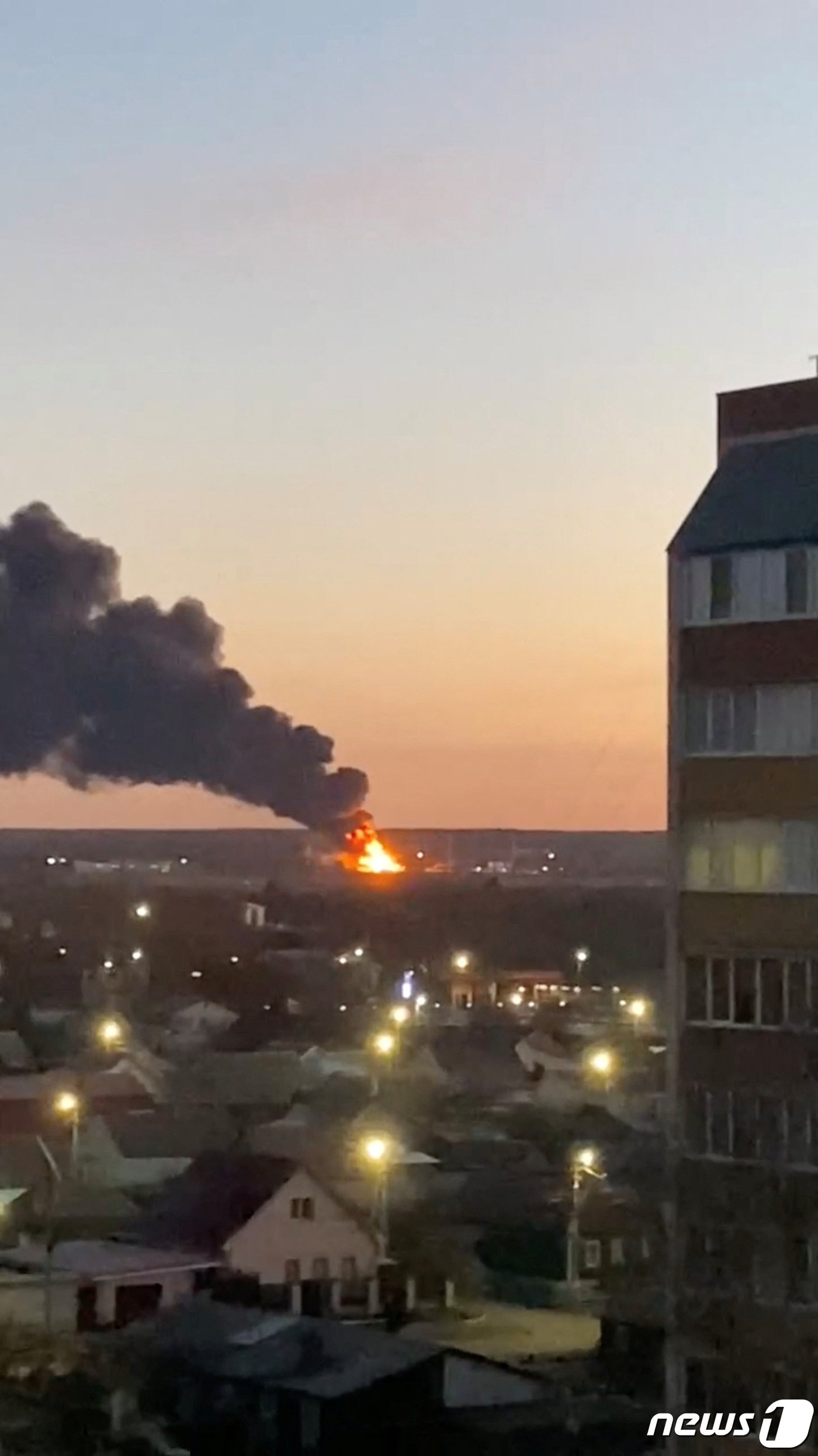 본문 이미지 - 6일(현지시간) 러시아 쿠르스크 비행장이 드론 공격을 받은 후 화염에 휩싸인 모습. 앞서 전날에도 러시아의 라쟌과 사라토프에 위치한 공군기지가 드론 공격을 받았다. 2022.12.06/뉴스1 ⓒ 로이터=뉴스1 ⓒ News1 김민수 기자