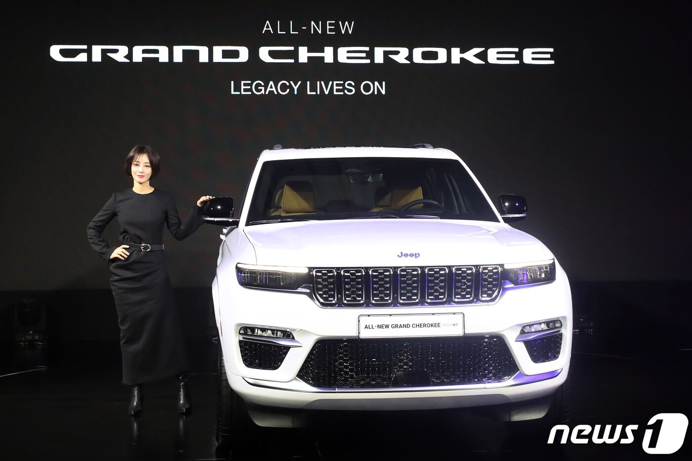 본문 이미지 - 배우 김성령이 2022년 12월 서울 광진구 그랜드워커힐 호텔에서 지프 &#39;올 뉴 그랜드 체로키 4xe&#39;를 소개하는 모습. 2022.12.7/뉴스1 ⓒ News1 황기선 기자