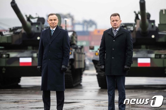 K2 전차·K9 자주포 앞 포즈 취하는 폴란드 대통령과 국방