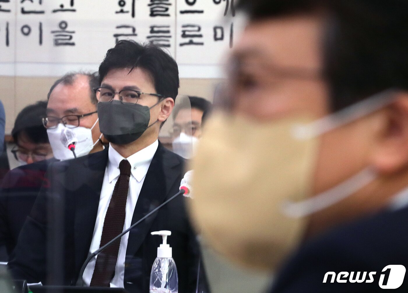 본문 이미지 - 한동훈 법무부 장관이 7일 오전 서울 여의도 국회에서 열린 법제사법위원회 전체회의에 참석해 김의겸 더불어민주당 의원을 바라보고 있다./뉴스1 ⓒ News1 구윤성 기자