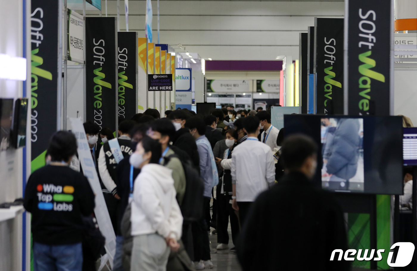 (서울=뉴스1) 김진환 기자 = 7일 오전 서울 강남구 코엑스 Hall A에서 제7회 대한민국 소프트웨어대전, ‘소프트웨이브 2022’가 열리고 있다.9일까지 열리는 제7회 대한민 …