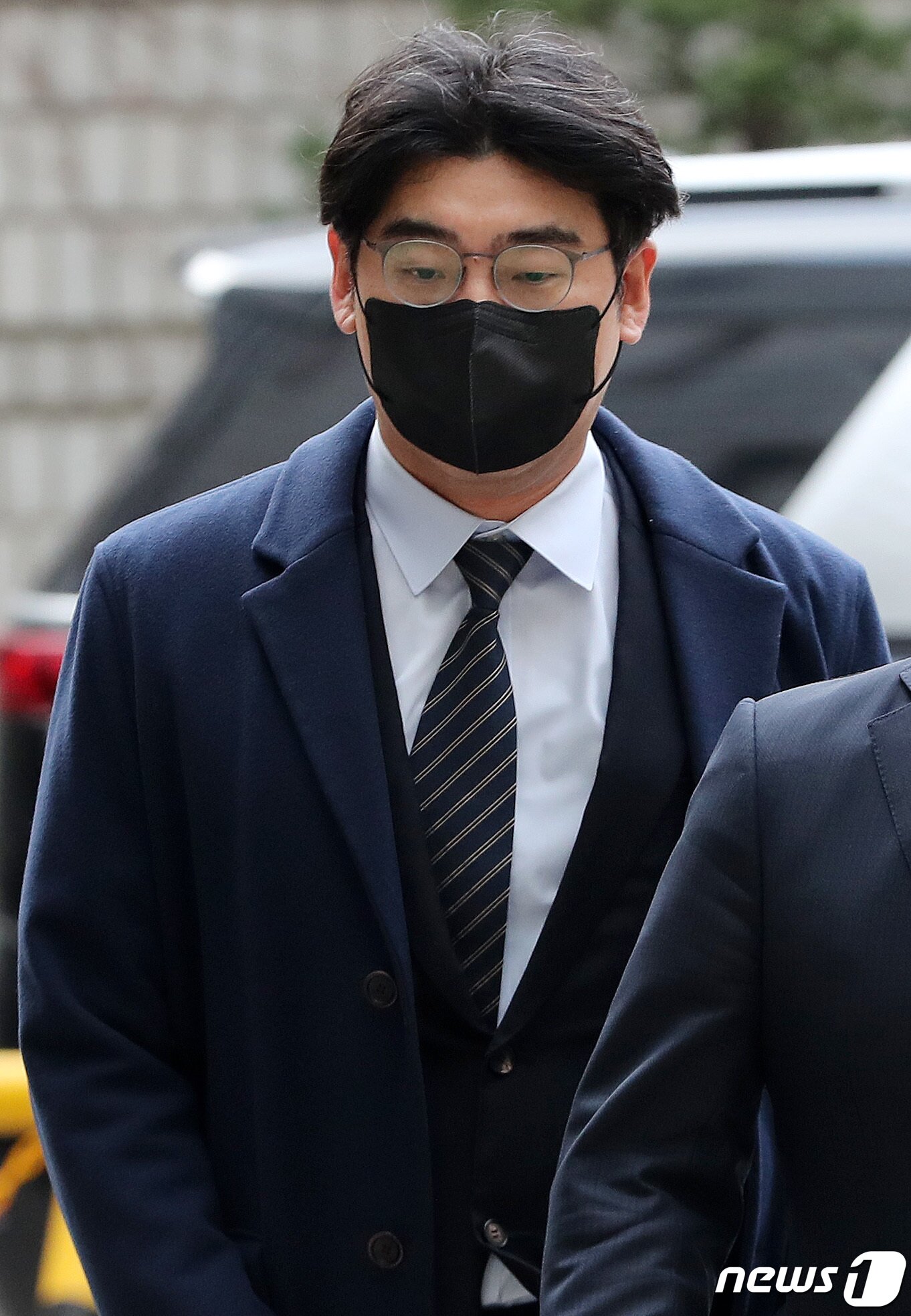 본문 이미지 - 송치형 두나무 의장이 7일 오후 서울 서초구 서울고등법원에서 열린 자전거래 및 시세조작 혐의 관련 공판에 출석하고 있다. 2022.12.7/뉴스1 ⓒ News1 박세연 기자
