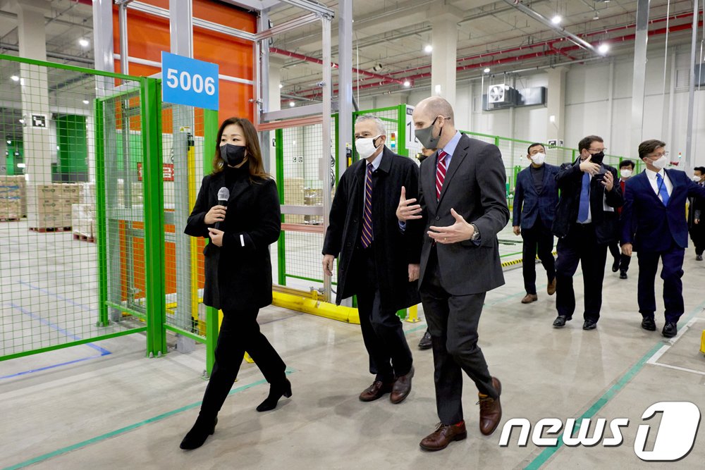 본문 이미지 - 쿠팡은 아시아권 최대 풀필먼트센터 중 하나인 대구FC 건립을 위해 3000억원 이상을 투자했으며, 축구장 46개에 달하는 면적에 인공지능&#40;AI&#41;, 물류 로봇 등이 접목된 혁신 설비들을 대거 투입했다. 사진은 필립 골드버그 주한미국대사가 쿠팡 대구 풀필먼트센터에서 인공지능 알고리즘과 자동화 로봇기술이 결합된 최첨단 물류 현장을 둘러는 모습. &#40;쿠팡 제공&#41; 2022.12.7/뉴스1