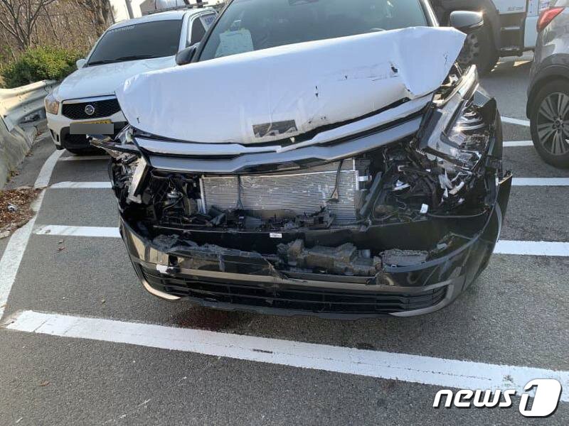 본문 이미지 - 7일 오전 광주 서구 무진대로 일대에서 기아 오토랜드 광주공장 완성차 로드탁송 중이던 SUV 차량이 사고 발생으로 파손돼 있다. (온라인 커뮤니티 캡쳐) 2022.12.7/뉴스1  DBⓒ News1 